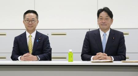 　会談に臨む自民党の小野寺税調会長（右）と国民民主党の古川税調会長＝８日午前、国会