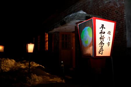 　通称「稚内赤れんが通信所」で、明かりがともされた灯籠＝８日夜、北海道稚内市