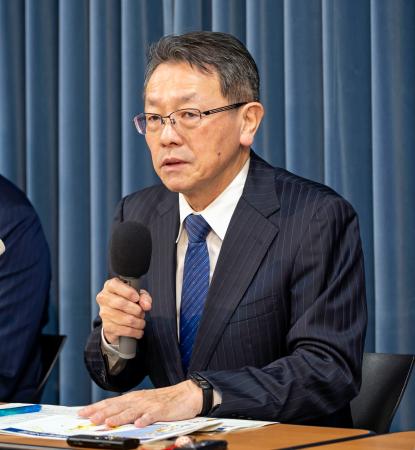 　臨時会合を終え、記者会見する政府の地震調査委員会の平田直委員長＝９日夜、東京都千代田区