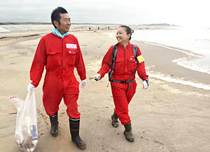 Reopening Of Beach Welcomed By Surfing Couple 地元の海復活信じ続け清掃 英語で読む福島民友ニュース English 福島民友新聞社 みんゆうnet