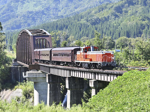 第７只見川橋梁を走る列車