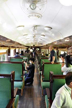旧型客車の内部