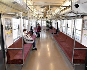 曽根田駅構内に設置された７０００系車両
