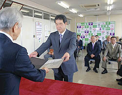須賀川新市議、鏡石新町議に当選証書を交付