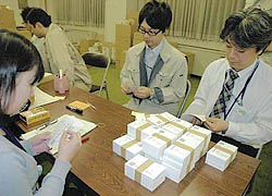 投票用紙を仕分け　県議選へ県選管職員が作業