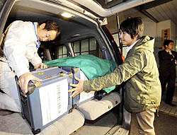 双葉町担当職員“厳戒態勢”で埼玉・加須へ投票箱輸送