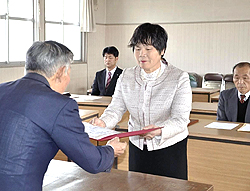 10人が決意新た　湯川村議選・当選議員に証書付与