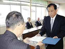 斎藤氏に当選証書　坂下町長選初当選、町役場で付与式
