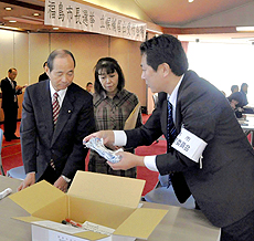 「福島市長選」受け付け手順確認　届け出リハーサル