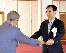 「復興加速させたい」　福島市長選、小林氏に当選証書