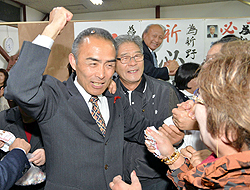 「転換」の選択うねりに　二本松市長選、新野さん満面笑み