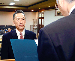 「帰町宣言したい」　広野町長選、遠藤氏に当選証書