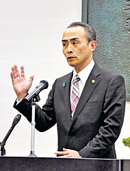 新野新二本松市長が初登庁　「市民を豊かに」と訓示