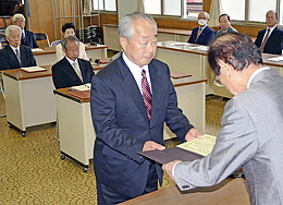 新議員14人に「当選証書」　石川町議選、町勢発展へ尽力