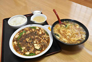 人気メニューのマーボー豆腐定食（左）とサンラータンメン