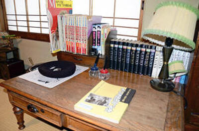手塚治虫が東山温泉を訪れた当時をイメージし調度品をしつらえた「いろりの宿 芦名」の「あられ」の間。文机には手塚作品や「私たちの手塚治虫と会津」が並ぶ。ちなみに手塚が泊まったのは原瀧別館すみれ館といわれる=東山温泉