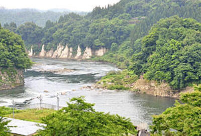 柳津発電所近くの左岸から望む只見川。36年前、ロケ隊もこの風景を目にしただろう=柳津町